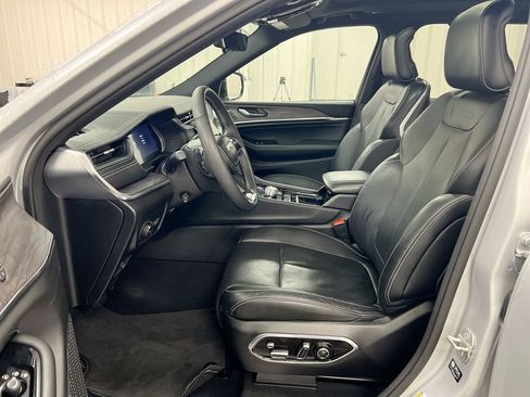 Used 2023 Jeep Grand Cherokee L Overland w/ Luxury Tech Group IV AWD/4WD image 21