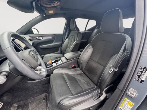 Used 2022 Volvo XC40 T5 R-Design w/ Advanced Package image 9