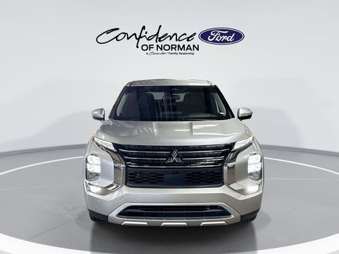 Used 2024 Mitsubishi Outlander SE image 2