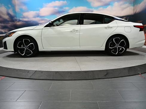 Used 2024 Nissan Altima 2.5 SR FWD image 5