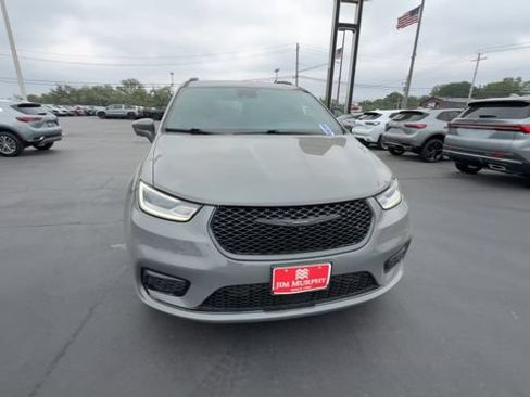 Used 2021 Chrysler Pacifica Touring-L w/ Uconnect Theater Family Group AWD/4WD image 3