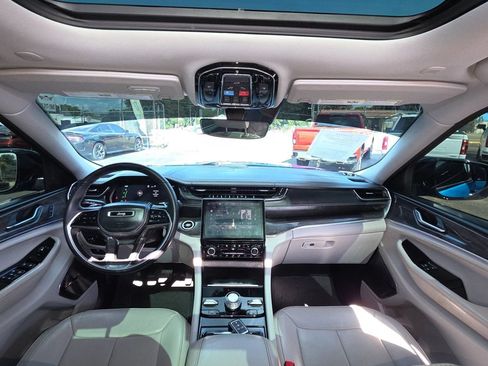 Used 2022 Jeep Grand Cherokee Overland AWD/4WD image 14