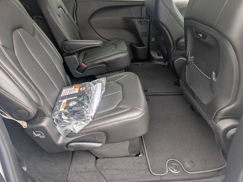 New 2027 Chrysler Pacifica Select FWD image 28