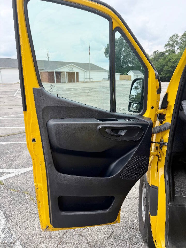 Used 2021 Mercedes-Benz Sprinter 2500 image 9