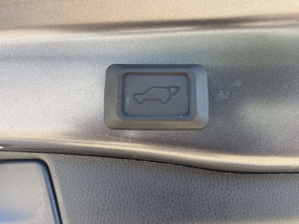 Used 2025 Toyota RAV4 XLE w/ Convenience Package FWD image 9