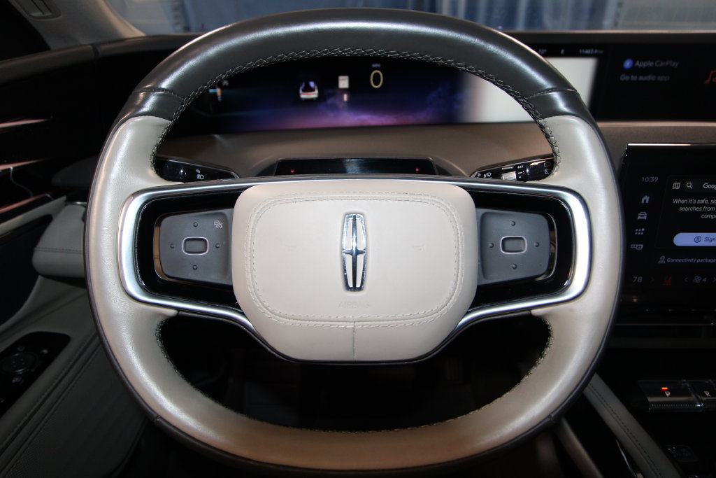 Used 2024 Lincoln Nautilus Premier AWD/4WD image 13