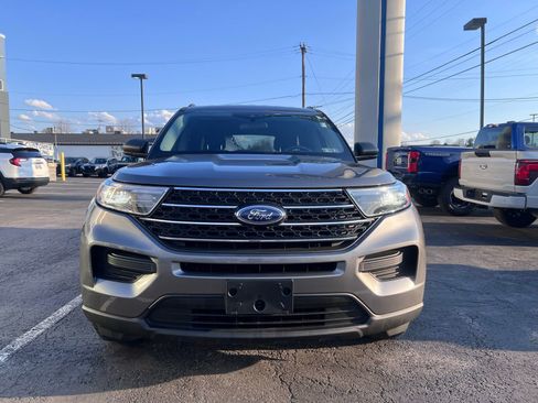 Used 2022 Ford Explorer XLT image 2