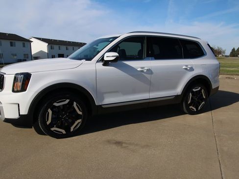 Used 2024 Kia Telluride EX w/ EX Captain's Chair Package image 19