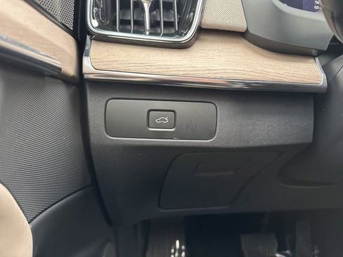 Certified 2025 Volvo XC90 B5 Plus image 32