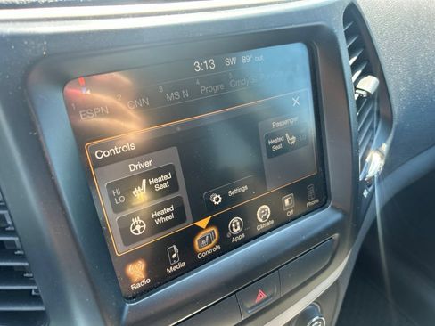 Used 2016 Jeep Cherokee Latitude w/ Cold Weather Group AWD/4WD image 11