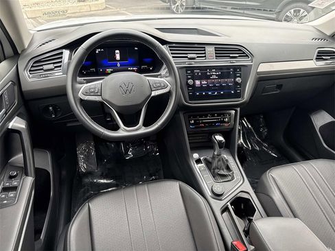 Used 2022 Volkswagen Tiguan SE image 11