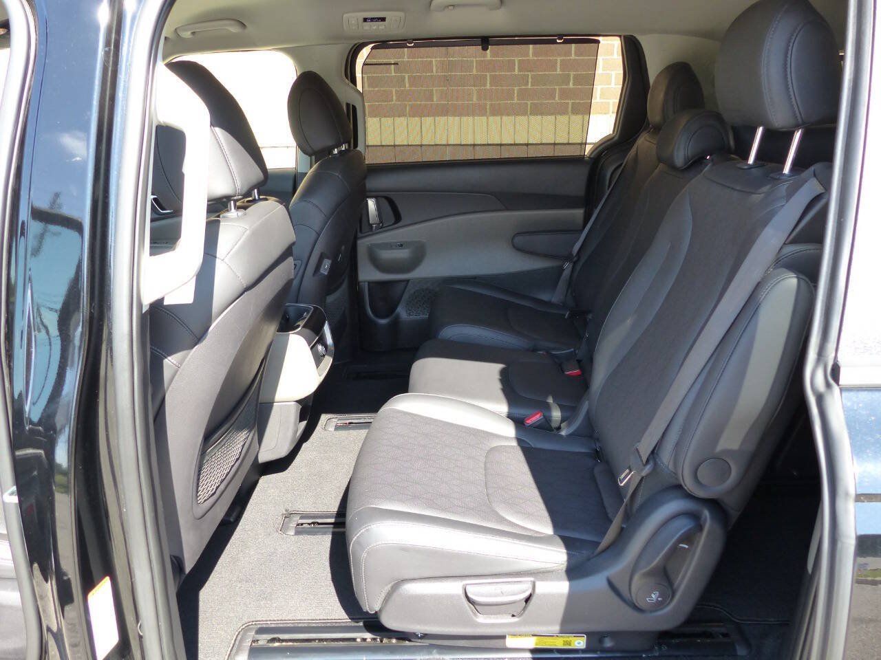 Used 2025 Kia Carnival EX FWD image 45