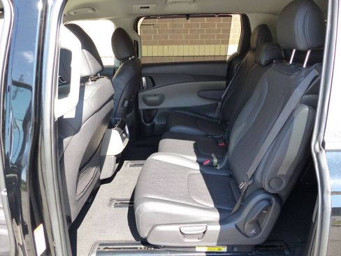 Used 2025 Kia Carnival EX FWD image 45