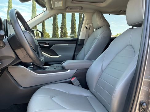 Used 2023 Toyota Highlander XLE FWD image 15