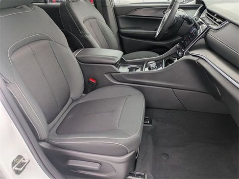 Used 2025 Jeep Grand Cherokee Laredo X w/ Luxury Tech Group I image 29