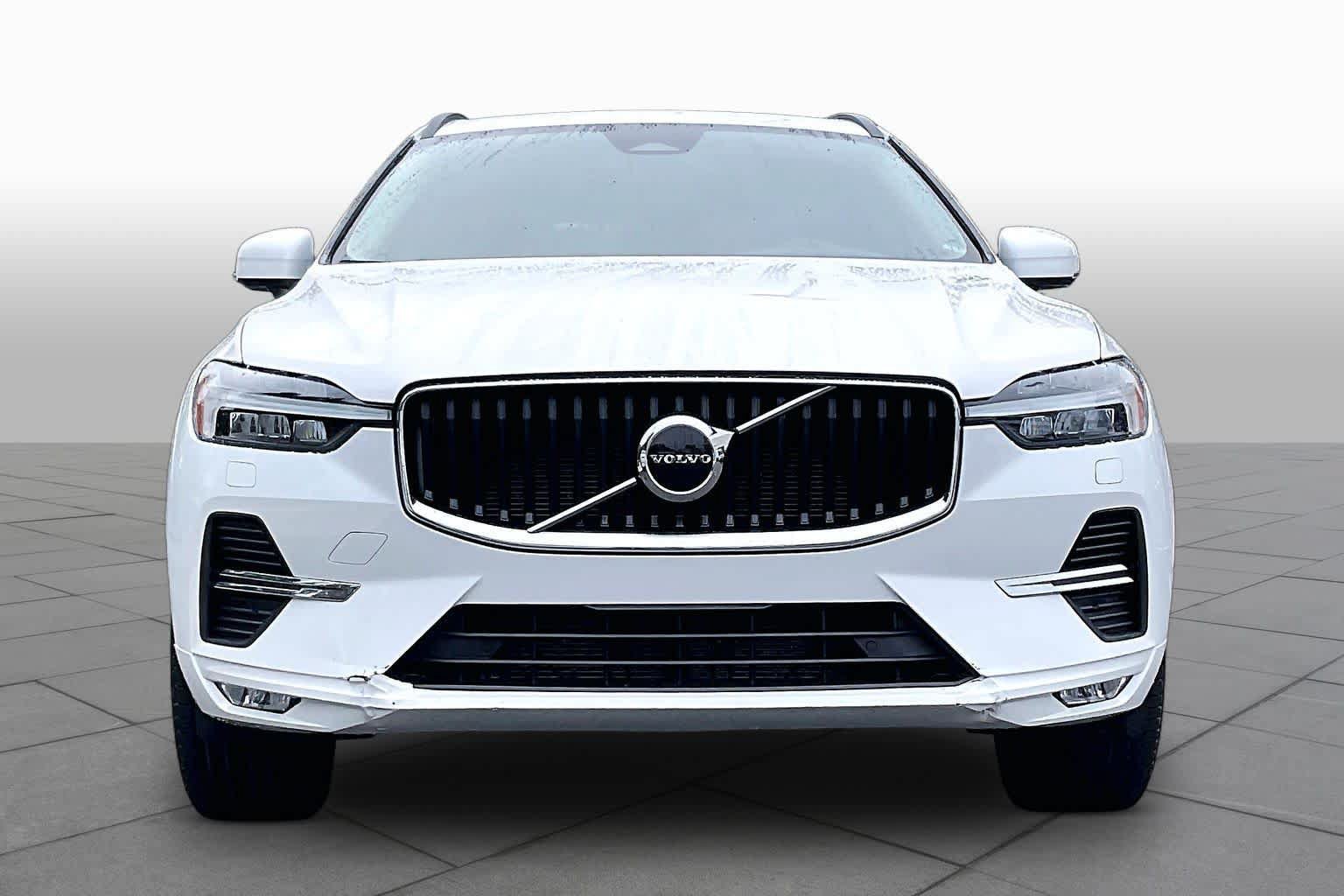 Used 2022 Volvo XC60 B5 Momentum w/ Climate Package AWD/4WD image 3