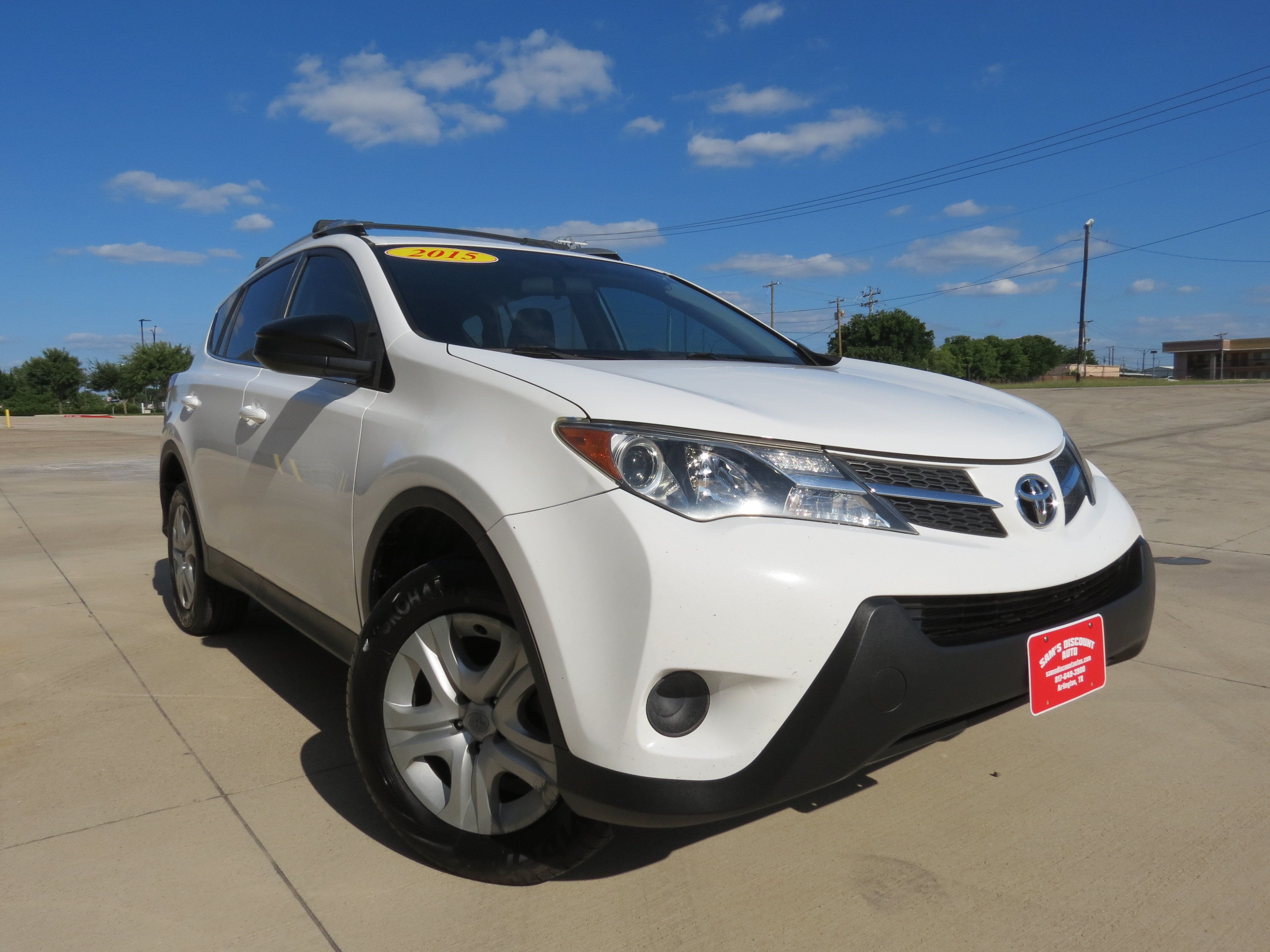 Used 2015 Toyota RAV4 LE FWD image 2