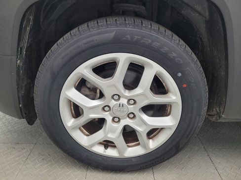 Used 2017 Jeep Renegade Latitude FWD image 31