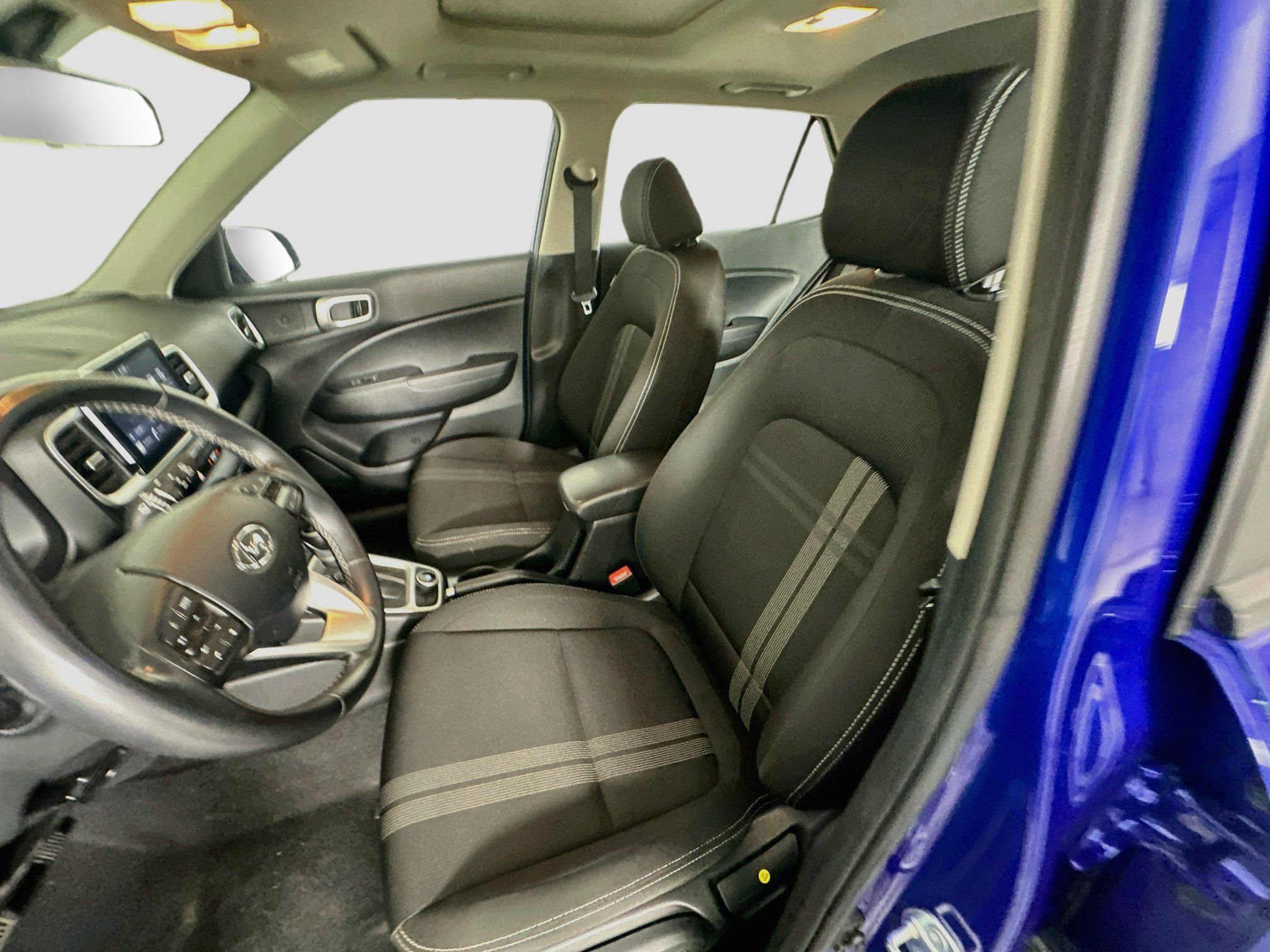 Used 2025 Hyundai Venue SEL FWD image 13
