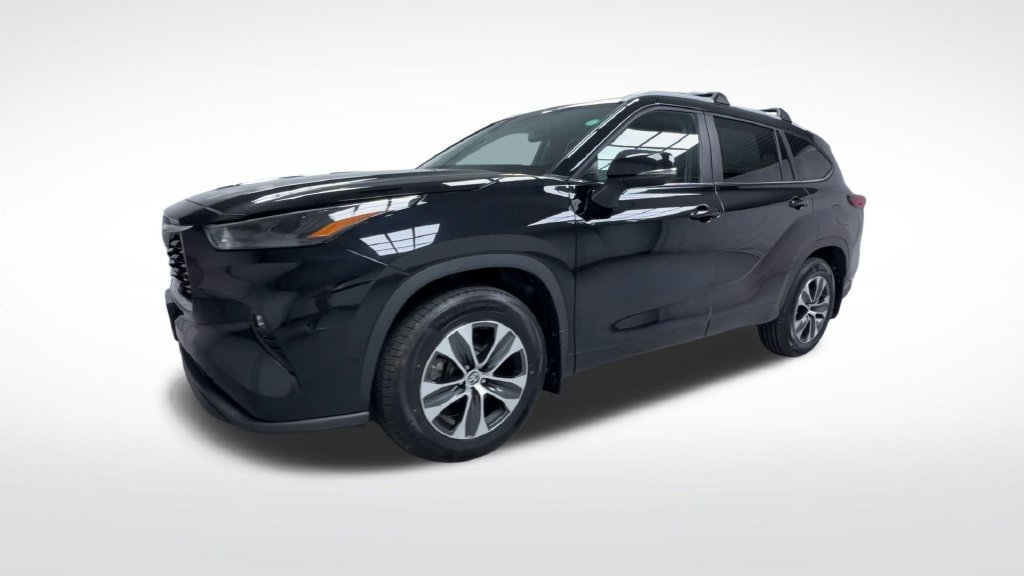 Used 2023 Toyota Highlander XLE AWD/4WD image 16