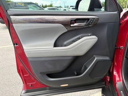 Used 2023 Toyota Highlander Limited FWD image 10