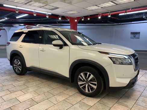 Used 2024 Nissan Pathfinder SL AWD/4WD image 5