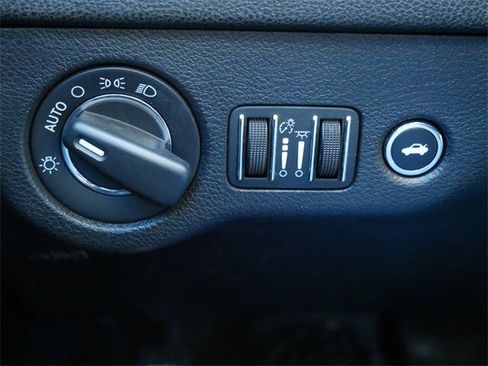 Used 2017 Chrysler 300 Limited image 24