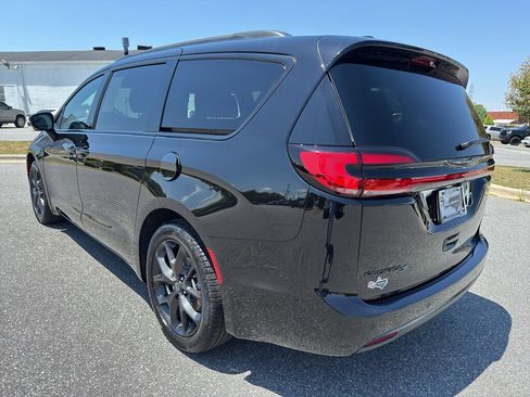 Used 2026 Chrysler Pacifica Select w/ S Appearance Package FWD image 3