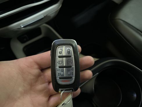 Used 2024 Chrysler Pacifica Touring-L image 18