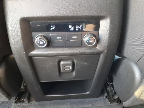 Used 2021 Chevrolet Traverse LT image 15