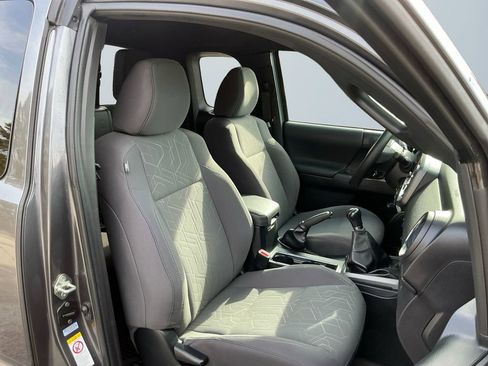 Used 2018 Toyota Tacoma TRD Sport image 16