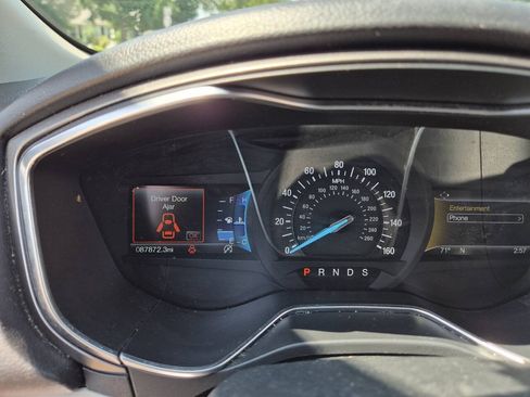 Used 2018 Ford Fusion SE w/ Fusion SE Technology Package FWD image 15