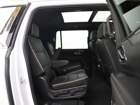 Used 2023 GMC Yukon XL SLT w/ SLT Premium Package image 14
