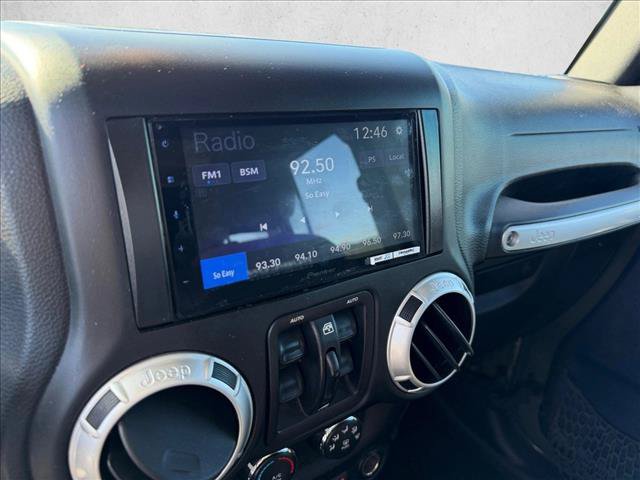 Used 2015 Jeep Wrangler Unlimited Rubicon w/ Connectivity Group AWD/4WD image 8
