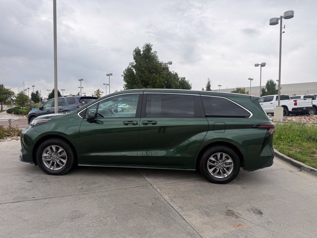 Used 2025 Toyota Sienna LE AWD/4WD image 5