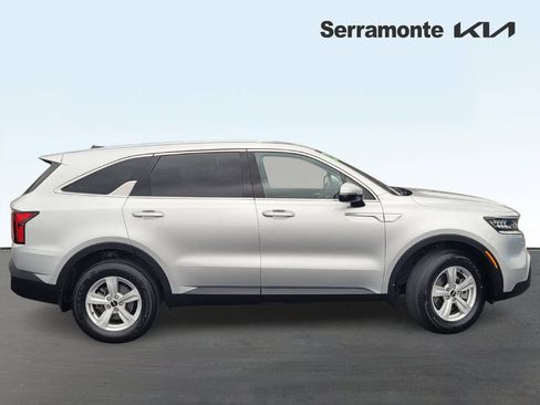 Used 2022 Kia Sorento LX AWD/4WD image 3