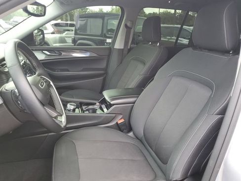 Used 2022 Jeep Grand Cherokee Laredo w/ Luxury Tech Group I AWD/4WD image 5