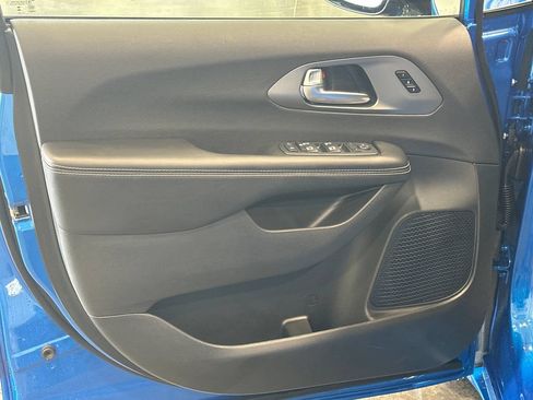 New 2027 Chrysler Pacifica Select AWD/4WD image 18
