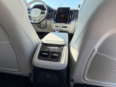 New 2026 Volvo XC90 T8 Ultra w/ Protection Package Premier AWD/4WD image 12