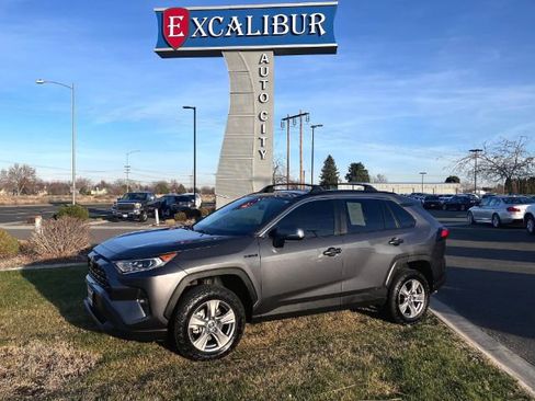 Used 2021 Toyota RAV4 XLE w/ XLE Grade Weather Package image 41