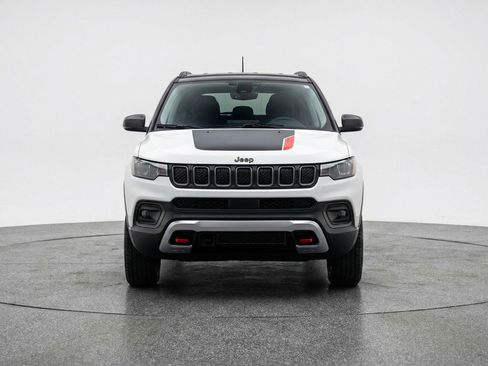 Used 2025 Jeep Compass Trailhawk image 2