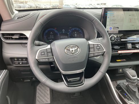 Certified 2026 Toyota Highlander Platinum image 11
