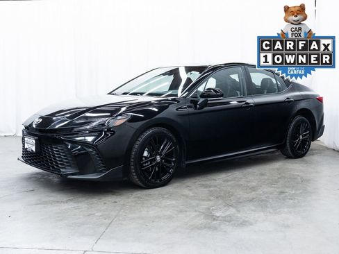 Used 2025 Toyota Camry SE FWD image 3