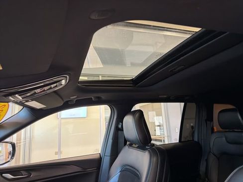 Used 2023 Jeep Grand Cherokee Altitude image 2