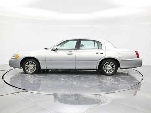 Used 2002 Lincoln Town Car Signature image 8