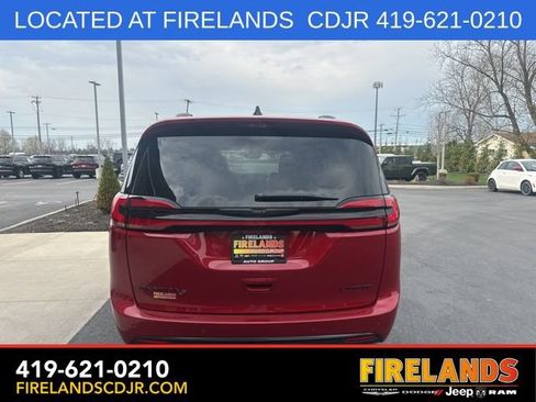 Used 2024 Chrysler Pacifica Limited w/ S Appearance Package FWD image 10