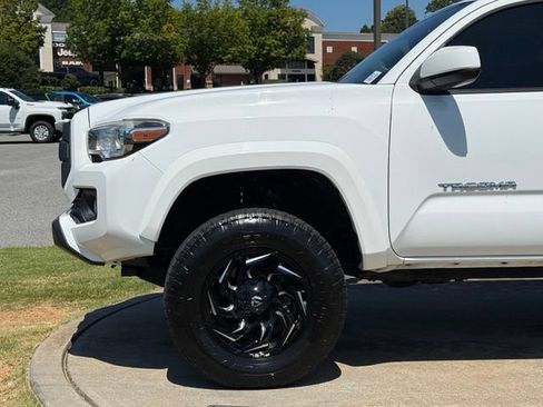 Used 2018 Toyota Tacoma SR5 RWD image 10