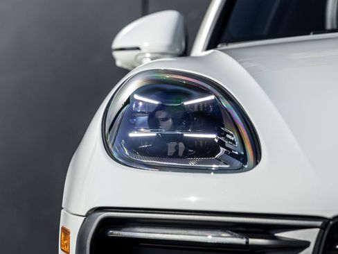 Certified 2026 Porsche Macan AWD/4WD image 18