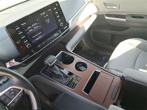 Used 2024 Toyota Sienna XLE image 24