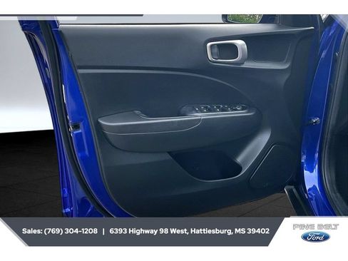 Used 2023 Hyundai Venue SEL FWD image 17